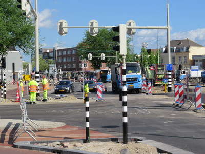 850193 Gezicht op de herinrichtingswerkzaamheden van het verkeersplein bij het Paardenveld te Utrecht; op de ...